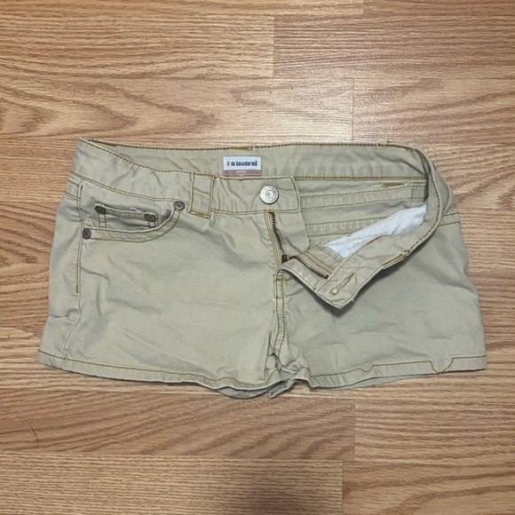 No boundaries tan booty jean shorts - Picture 1 of 4